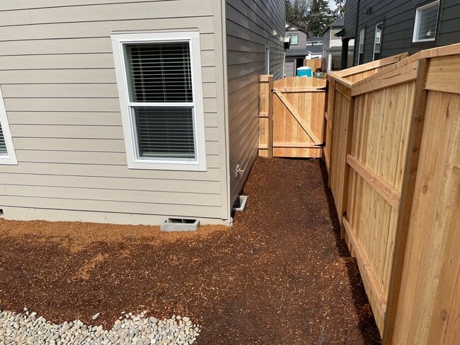 Building Photo - GORGEOUS 4 BED/2.5 BATH! HIGH END FINISHES ! SPACIOUS ROOMS ! FENCED BACK YARD !