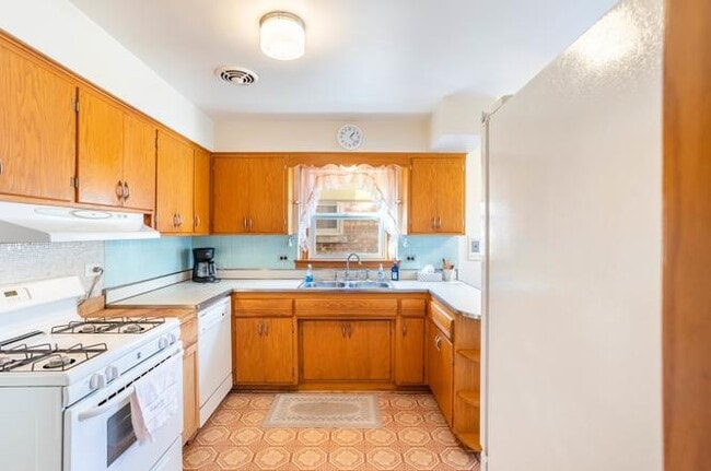 Building Photo - 3630 W 66th St