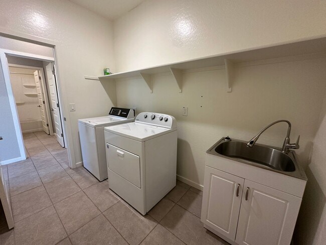 Building Photo - Single Level Home with Split Floor Plan, D...