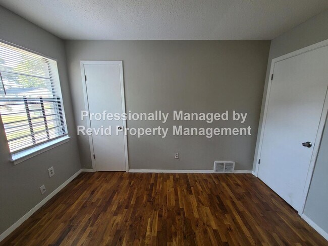 Building Photo - 4989 Wilburn Ave