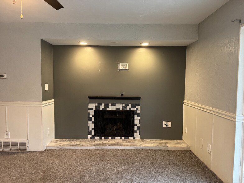 Building Photo - 5561 S Willow Ln