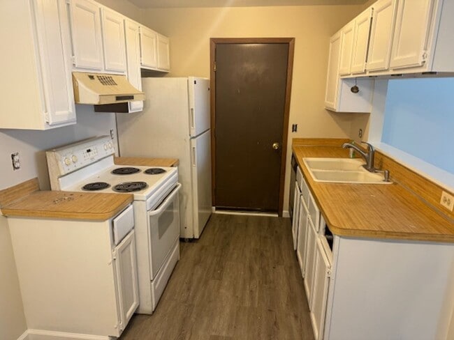 Building Photo - Gorgeous Remodeled Townhome! Cherry HDWD Floors, Attached Garage!