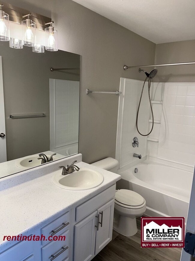 Building Photo - Beautifully updated townhouse in Riverton!