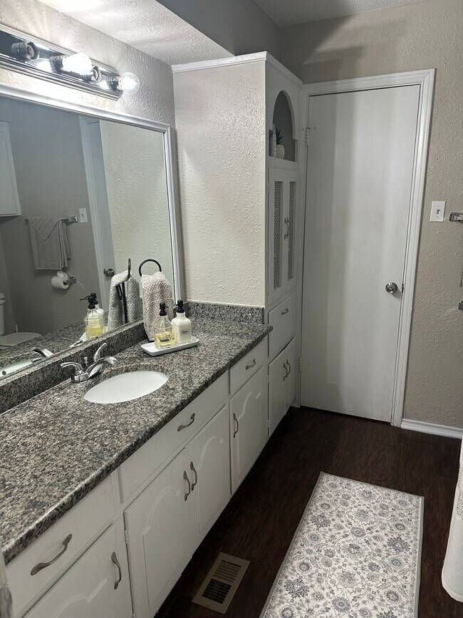 Building Photo - 5019 Blanchard Dr