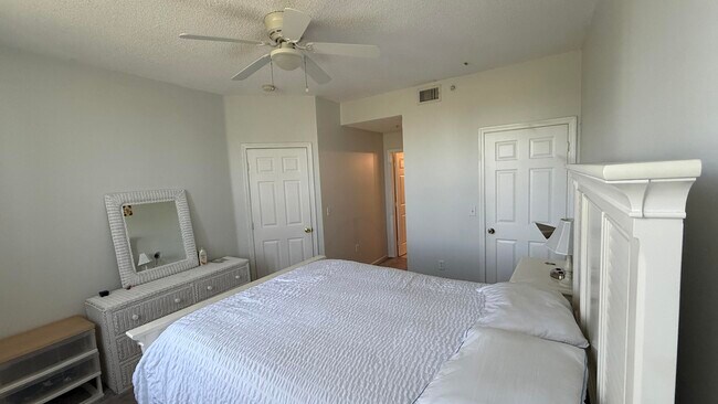 Building Photo - 2060 Greenview Shores Blvd