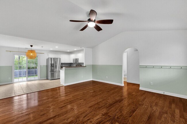 Building Photo - 3 bedroom with Community POOL!