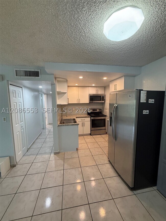 Building Photo - 606 W 81st St