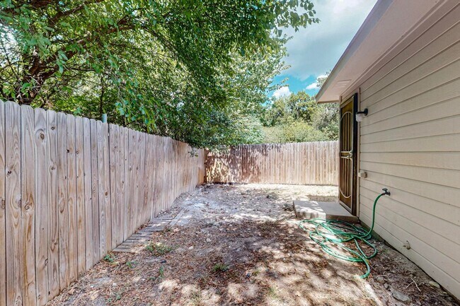 Building Photo - Charming 3-Bedroom Home on Treed Cul-de-Sa...
