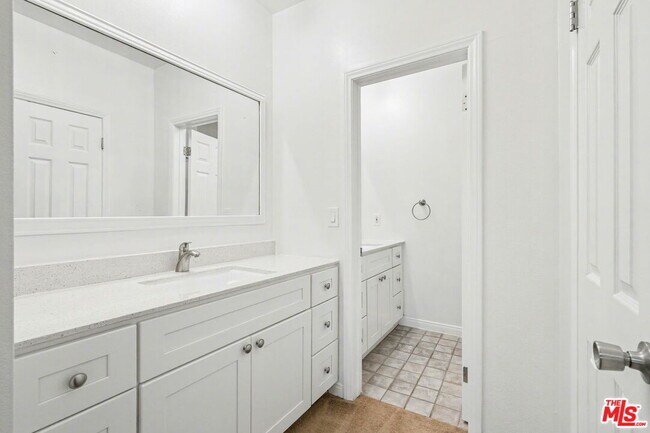 Building Photo - 521 Montana Ave