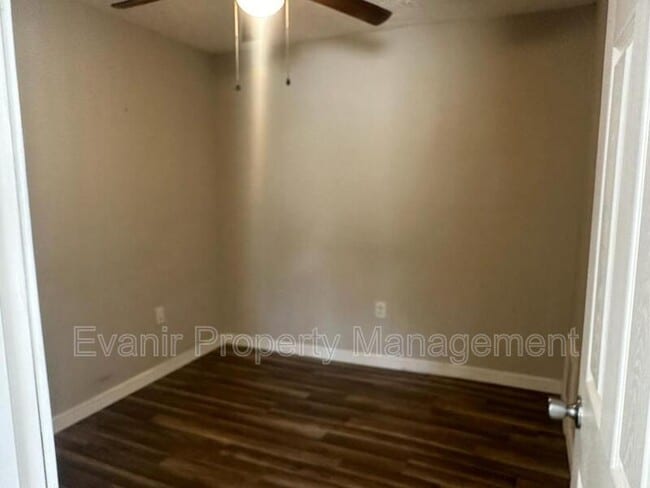 Building Photo - 955 Chelsea Ave