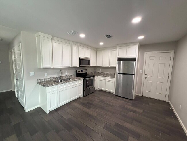 Building Photo - "Spacious Blank Canvas with 2 Full Baths in Edinburg's Heart – Ready for Your Vision!"