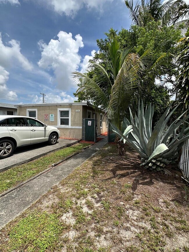 Building Photo - 728 SW 6th St