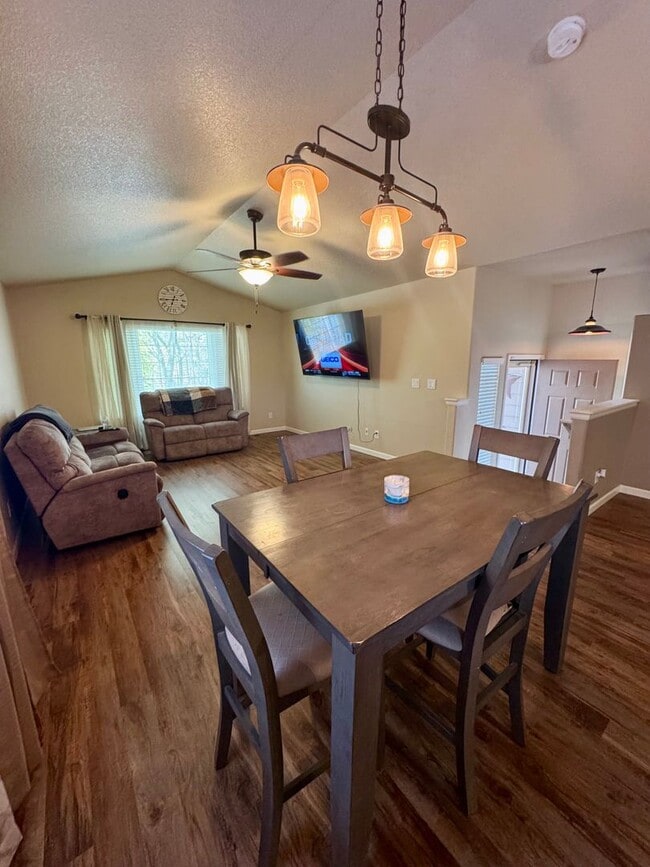 Building Photo - Lovely 3 bedroom/3 car tandem garage home ...