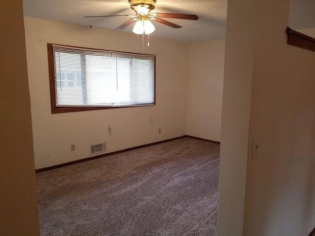 Building Photo - Charming 2-Bedroom 1 Bath Duplex!