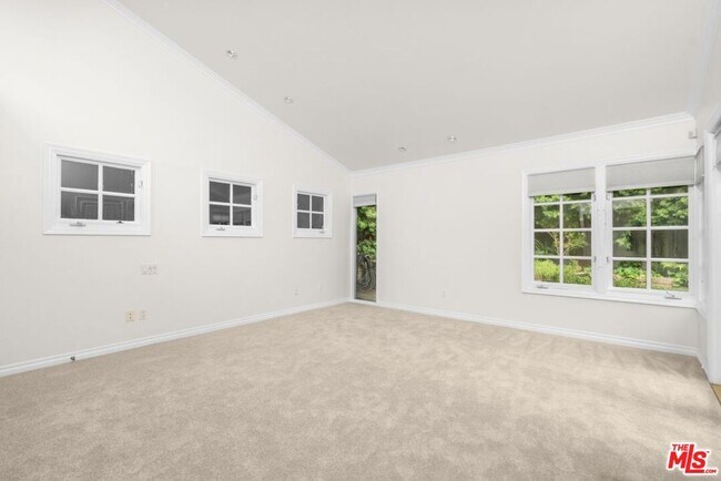 Building Photo - 30604 Sicomoro Dr