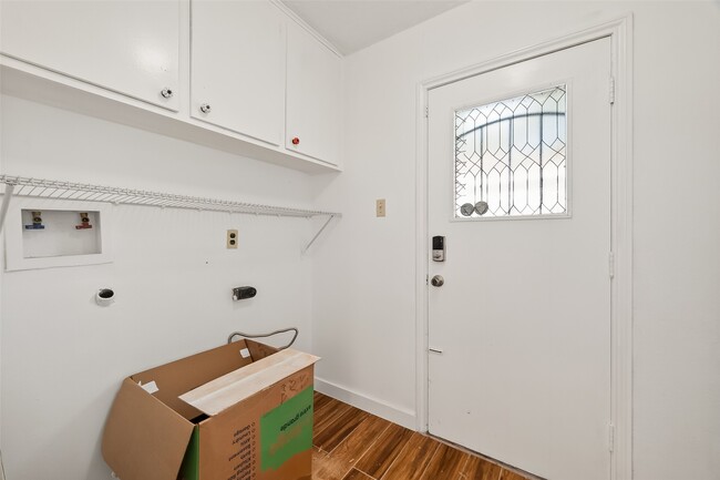 Building Photo - 9218 Rowan Ln