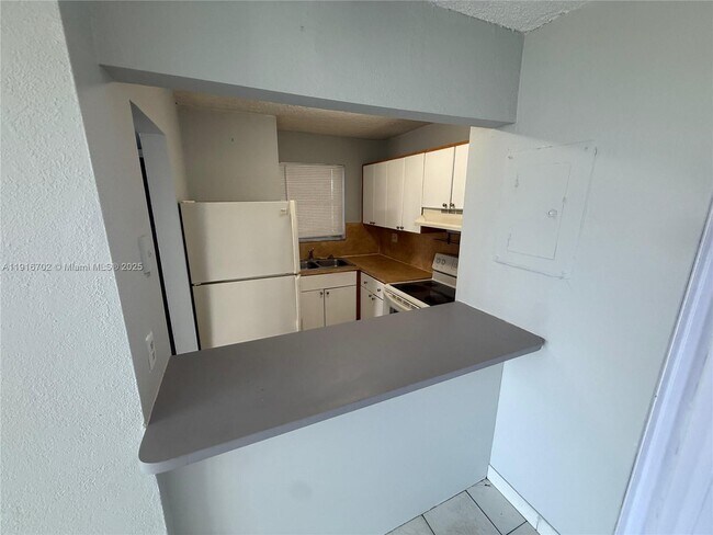 Building Photo - 310 Fontainebleau Blvd