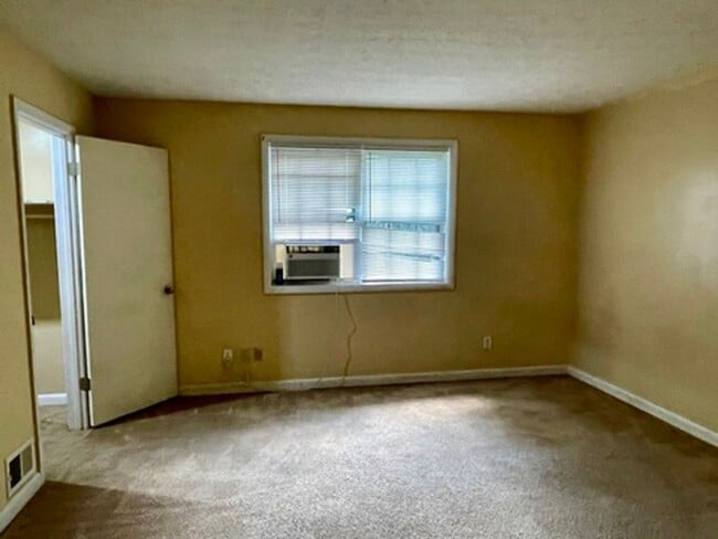 Building Photo - 2 bedroom townhouse