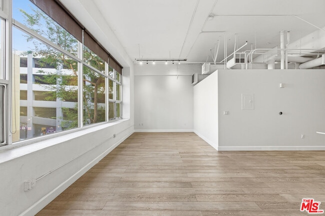 Building Photo - 1130 Flower St