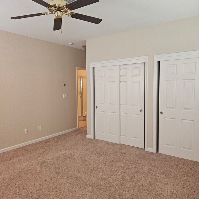 Building Photo - Charming 3 bedroom Duplex Close to Doctors...