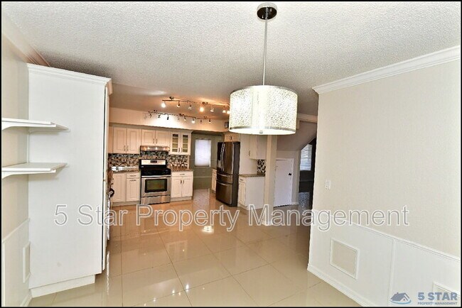 Building Photo - 529 Castlerock Ln