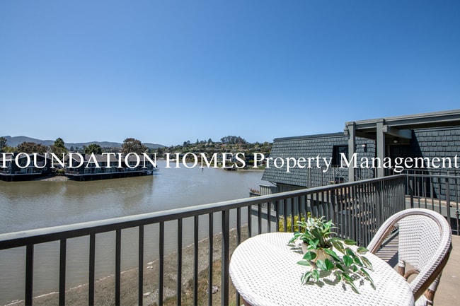Building Photo - Top Floor 2BD/2BA Waterfront Luxury in Greenwood Cove!  Pool!  Parking!  FOUNDATION