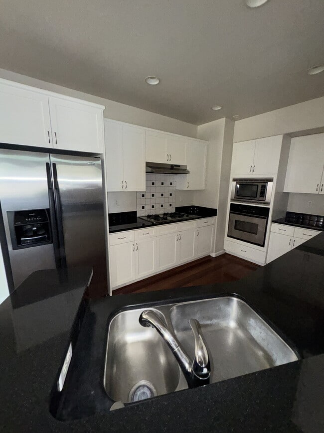 Building Photo - FIRST MONTH FREE RENT Luxurious 4-Bed, 4-B...