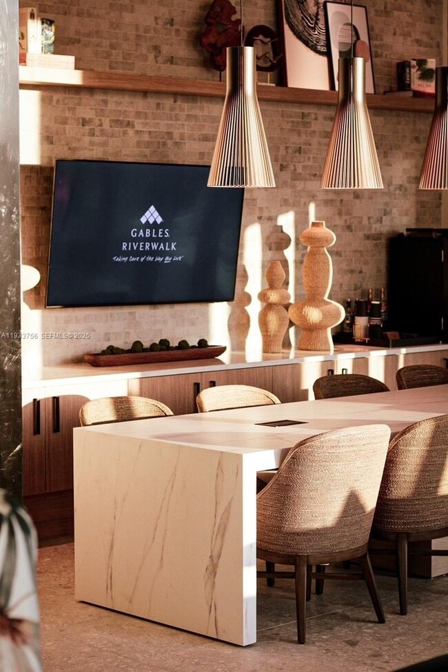 Building Photo - 333 N New River Dr E