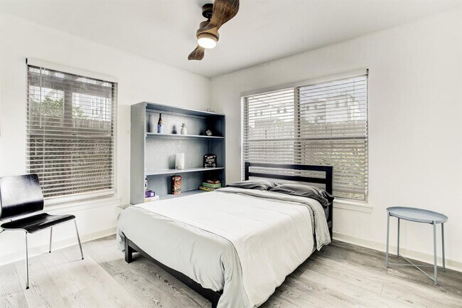 Building Photo - 4018 Blue Bonnet Blvd