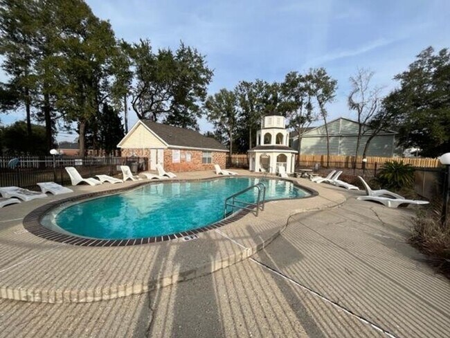 Building Photo - Riverwalk Condo - Pool Access