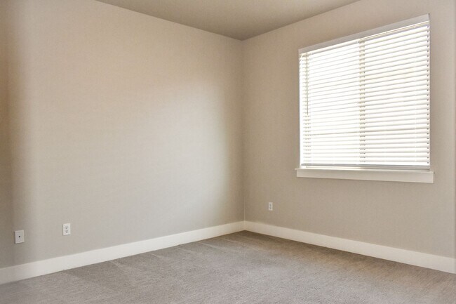 Building Photo - Spacious 3-bedroom 2 bath in the Golfing C...