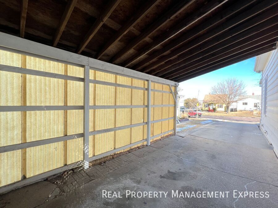 Building Photo - 3 Bed 1.5 Bath Near Downtown Sioux Falls