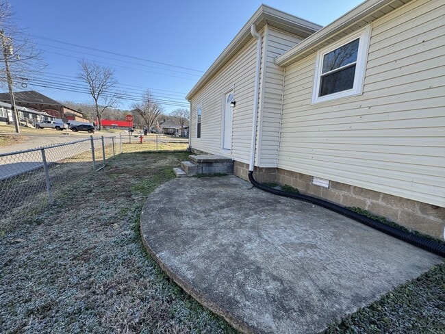 Building Photo - 122 N Vine St