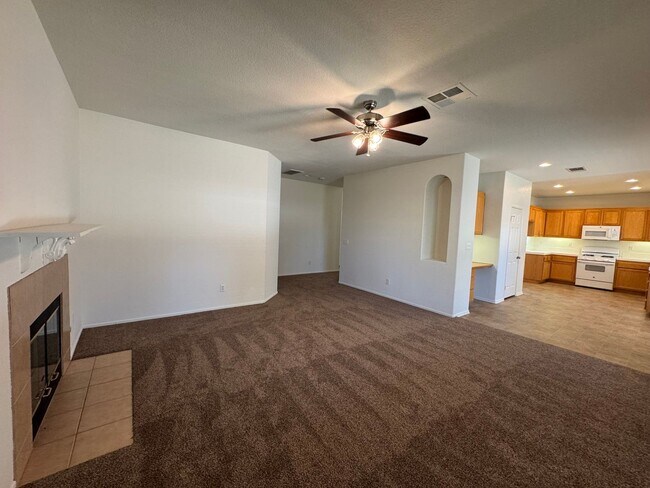 Building Photo - Spacious 4 Bedroom Home in Victorville