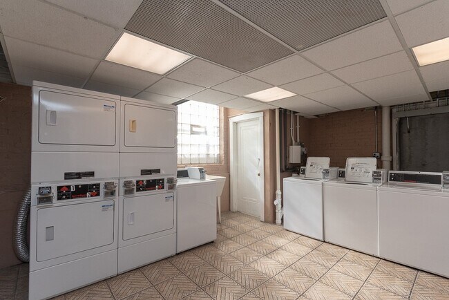 Building Photo - 457 W Melrose St