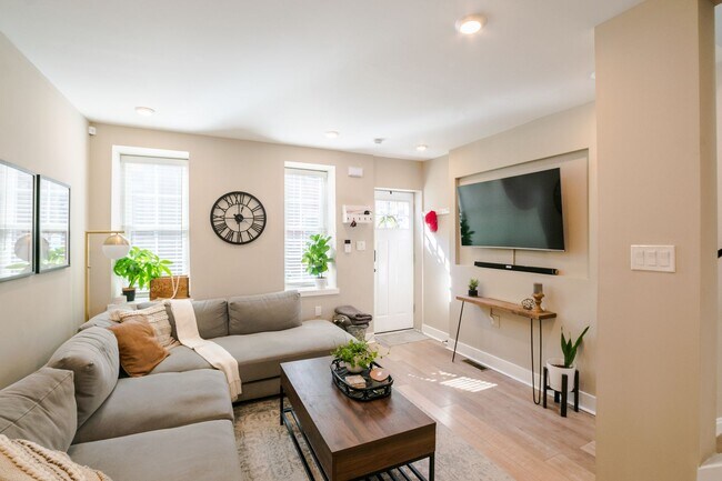 Building Photo - Two Bedroom Point Breeze Home