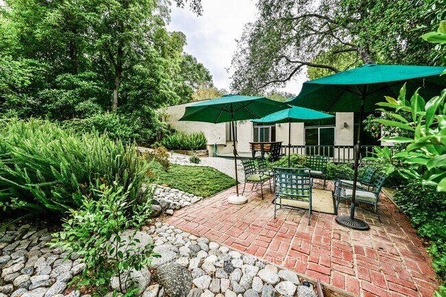 Building Photo - 3 BR 2 BA La Canada Flintridge 3 car garage