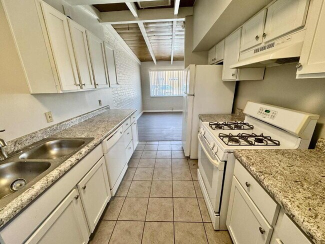 Building Photo - 1 Bedroom with private yard