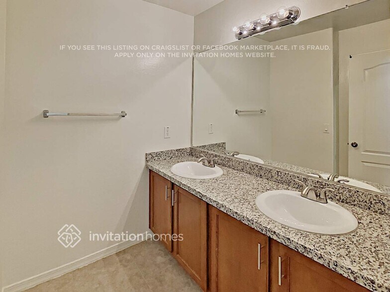 Building Photo - 928 W Desert Canyon Dr