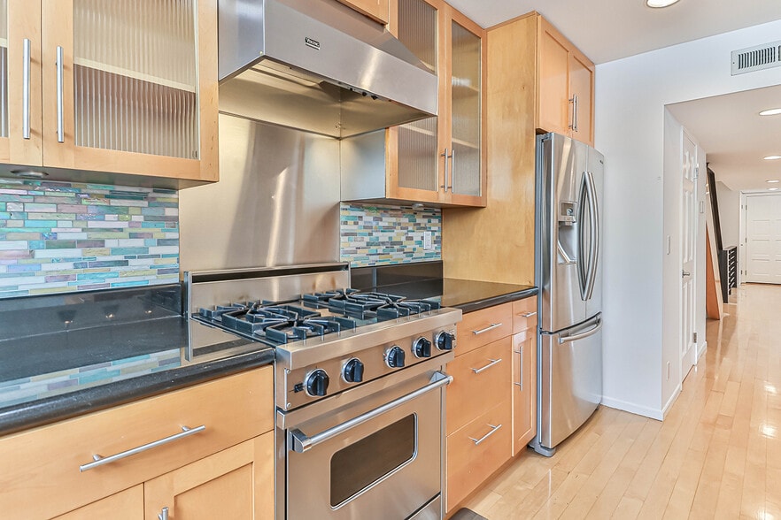 Kitchen Viking stove - 1115 19th St