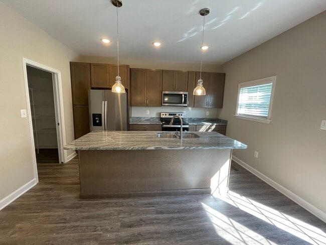 Building Photo - Spacious Luxury Townhome! Outstanding Location!