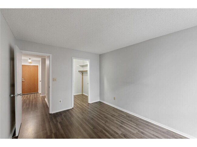 Building Photo - 433 S 7th St