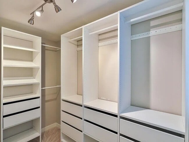 Building Photo - Remodeled Bellevue Home