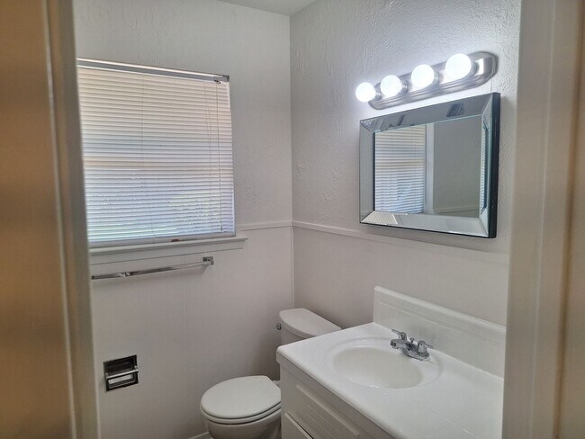 Building Photo - 513 Simmons Dr