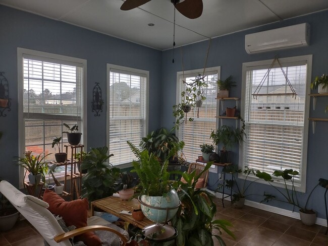 Building Photo - Outstanding FIVE Bedroom Home in Northeast Columbia!