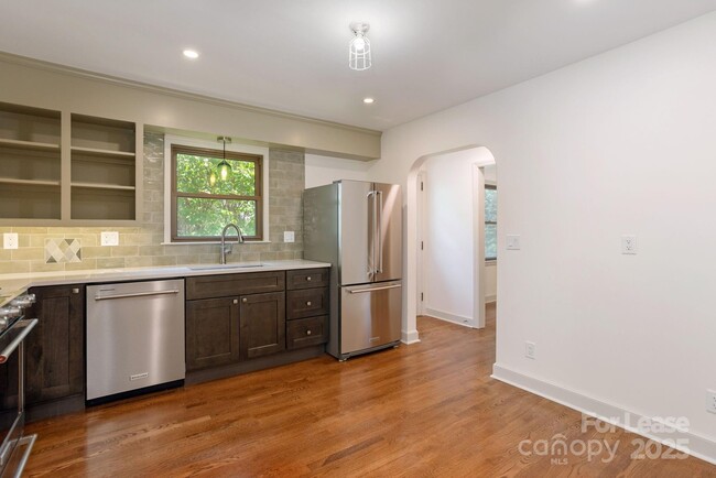 Building Photo - 10 S Oak Forest Dr