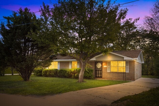 Primary Photo - Charming 3 Bedroom, 2 Bathroom house