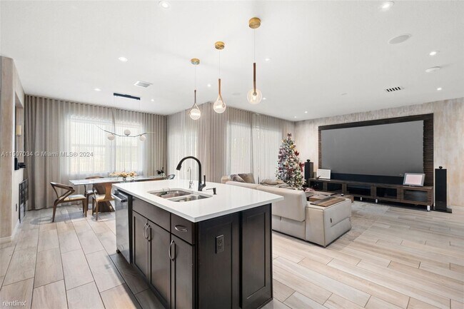 Building Photo - 5 br, 3 bath House - 1512 Bursera Ter