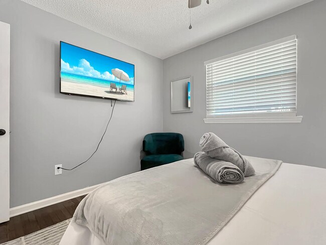 Building Photo - 501 W 9th St