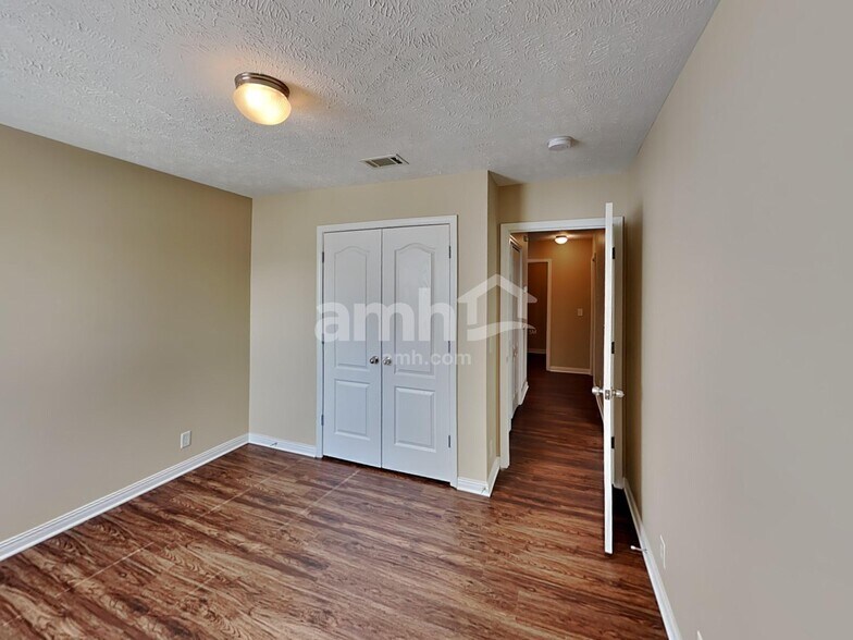 Building Photo - 805 McCumber Dr